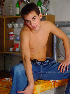 Sporty twink poses with his sexy underpants off