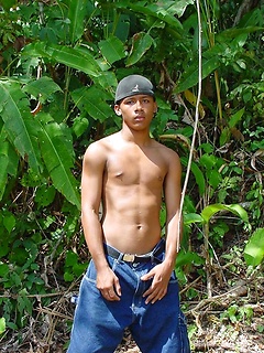 Sporty latino twink rubs his muscled ass outdoors