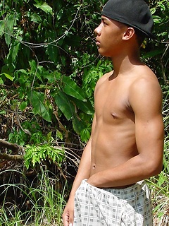 Sporty latino twink rubs his muscled ass outdoors