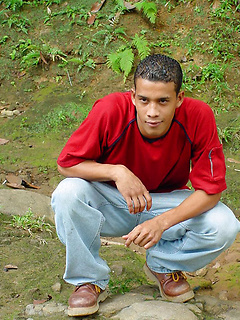 Sporty latino twink rubs his muscled ass outdoors