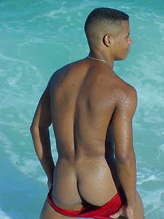Sporty latino twink rubs his muscled ass outdoors