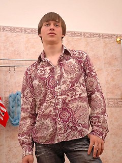 Twink demonstrates body and jerking in the shower