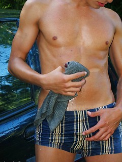 Two lads quit washing a car for steamy outdoor sex