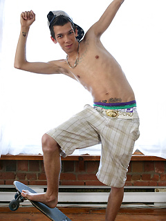 Skater boy Axel Ducharme masturbation