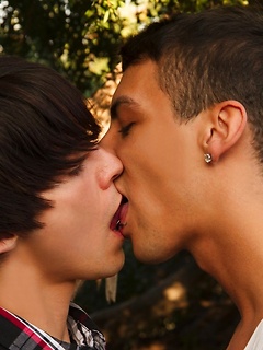 Sexy new twink Matthew Keading and hottie Roman Daniels