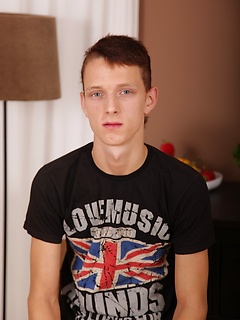 Twink Dave Back blows his load all over his stomach.